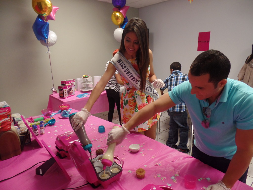 Miss Universe Puerto Rico y el locutor Hiram "Peka" Rodríguez disfrutaron junto a los niños del hospital.