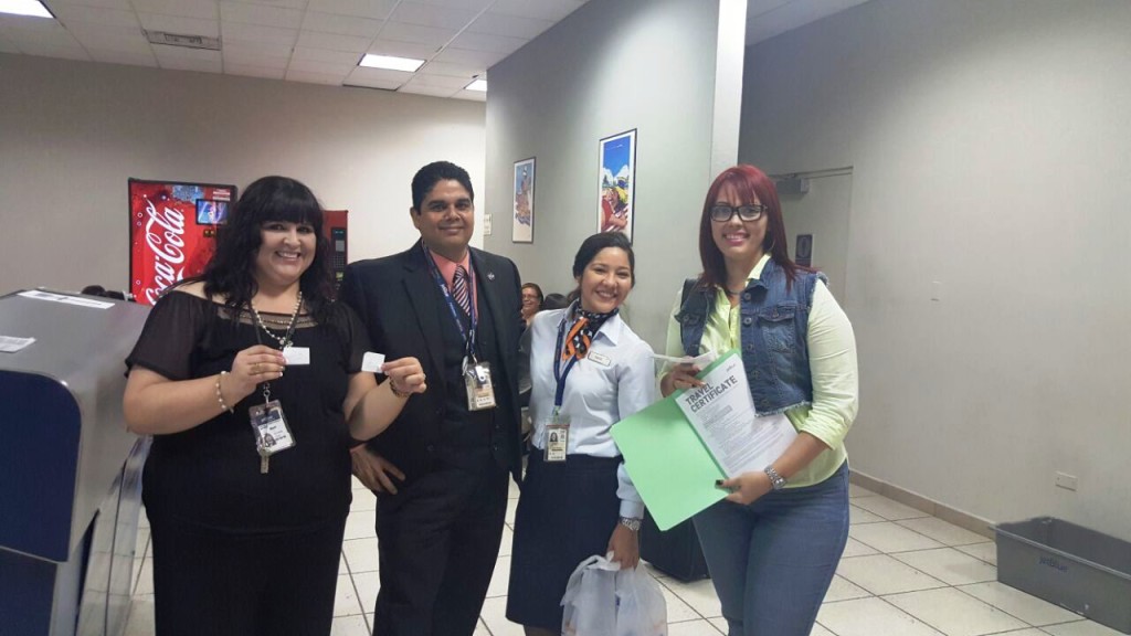 Algunos afortunados pasajeros recibieron boletos tras ganar un bingo celebrado en la puerta de embarque. 