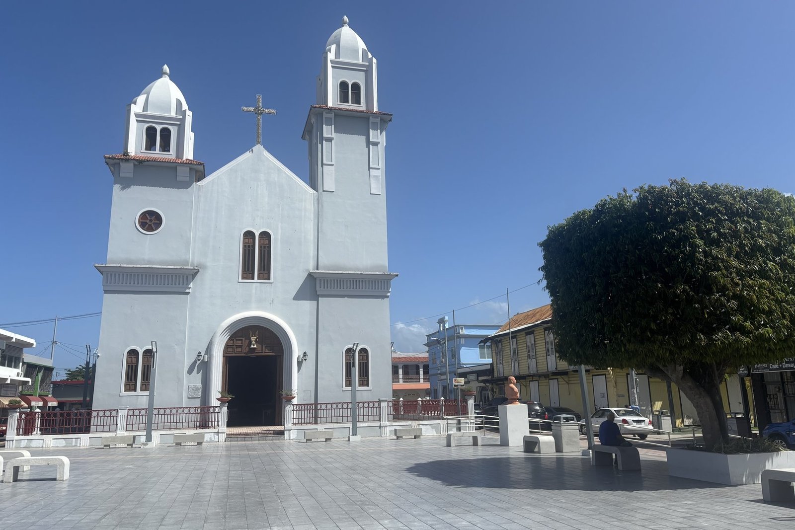 Iglesia y plaza pública de Quebradillas, Puerto Rico.